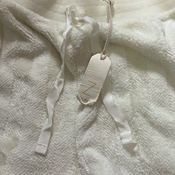 NWT Z Supply Off White Soft Polyester Lounge Shorts Size Small - Picture 4 of 6